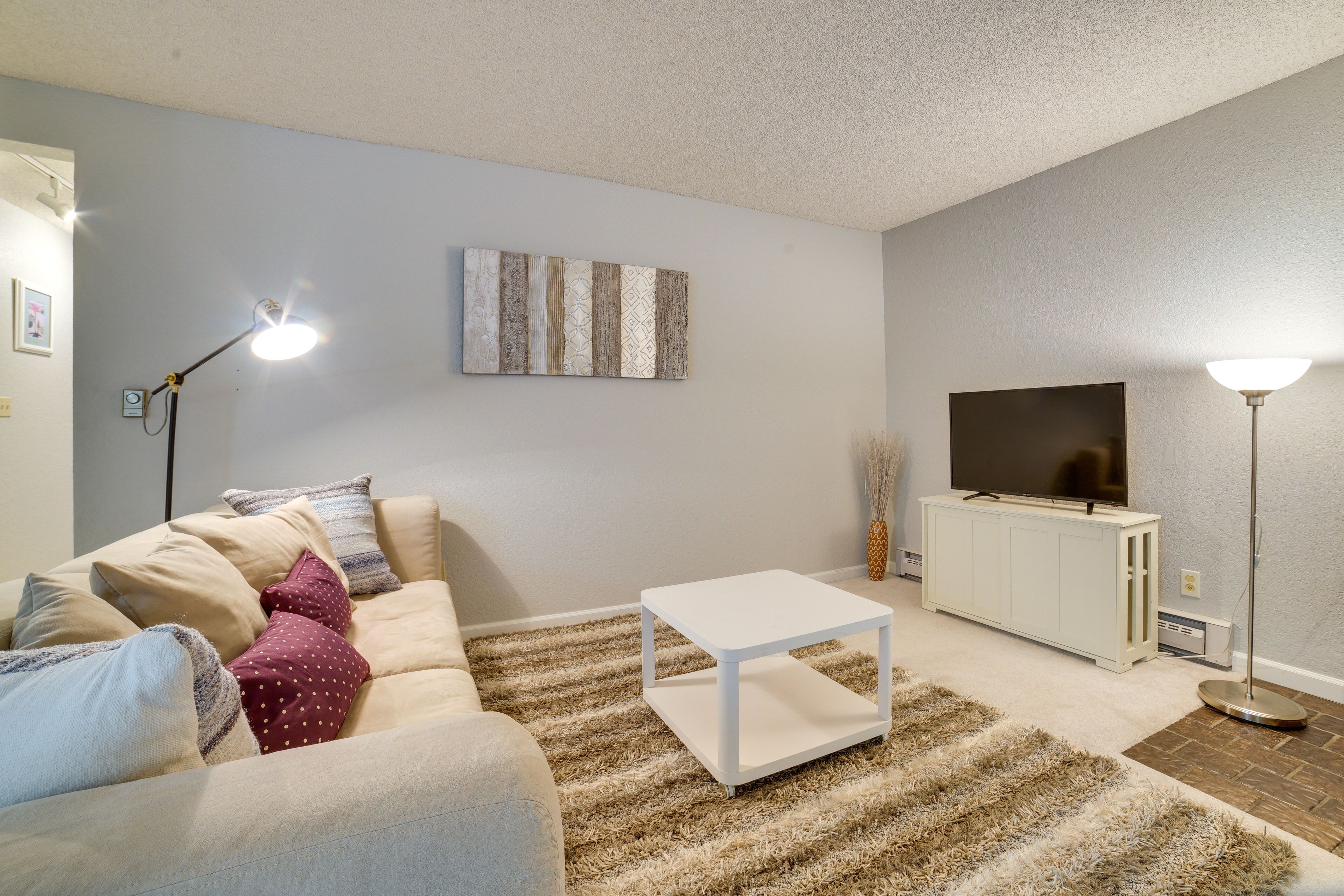 Cozy Kirkland Condo ~ 11 Mi to Downtown Seattle!