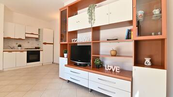 Apartamento básico | Cozinha privada | Geladeira grande, micro-ondas, fogão, cooktop