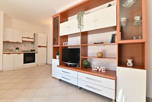 Basic Apartment | Private kitchen | Full-size fridge, microwave, oven, stovetop