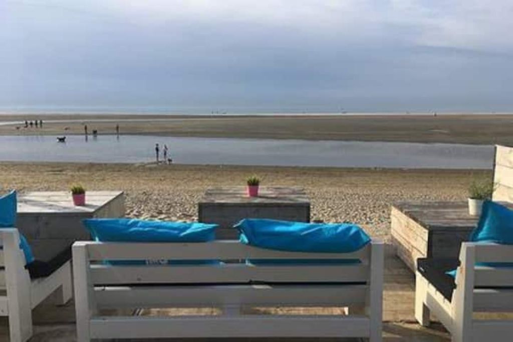 Vlak bij het strand, ligstoelen aan het strand