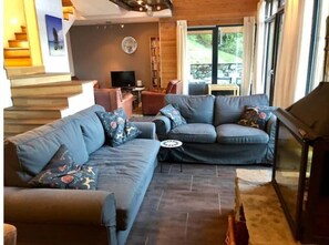 Smart TV, fireplace, DVD player, books