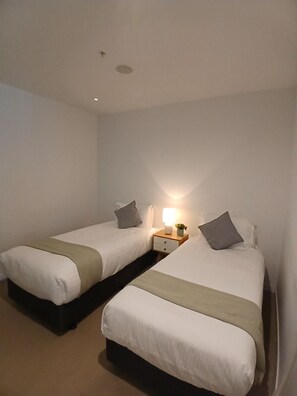 2 soveværelser, skrivebord, strygejern/strygebræt, weekendseng