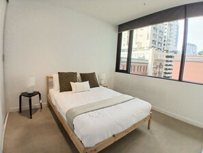 2 chambres, bureau, fer et planche à repasser, lit de bébé portatif