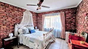 2 chambres, bureau, fer et planche à repasser, accès au Wi-Fi (inclus)