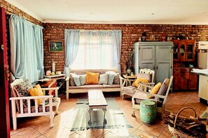 Una Smart TV, una chimenea, libros
