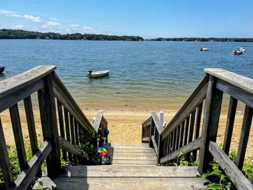 Buttermilk Bay view, 2 bd room, beach & large deck