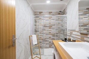 Shower, hair dryer, towels