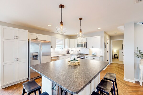 Een koelkast, een microgolfoven, een oven, een kookplaat