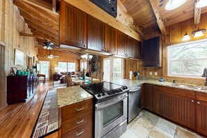 Kühlschrank, Ofen, Herdplatte, Wasserkocher mit Kaffee-/Teezubehör