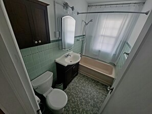 Baignoire à remous, séchoir à cheveux, serviettes fournies, savon