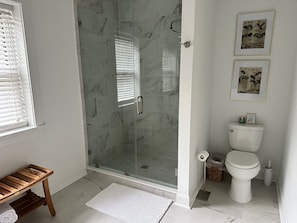 Douche, sĂšche-cheveux, serviettes fournies, savon