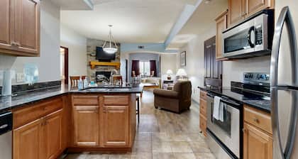 Chula Vista condo with jetted tub, on-site golf, & fireplace - great location