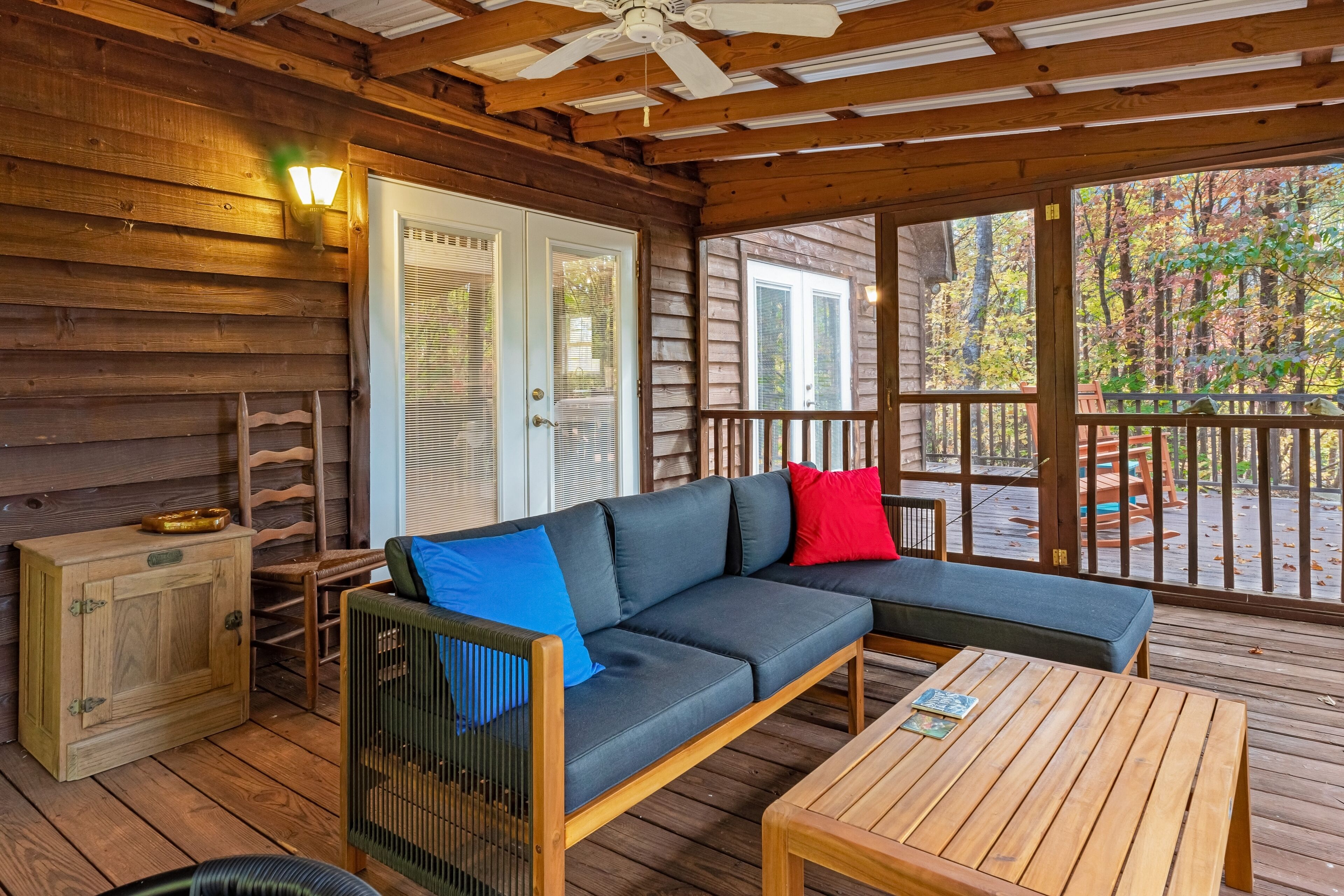 Televisión, reproductor de DVD, libros y videoteca 