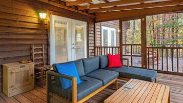 Televisie, een dvd-speler, boeken en een filmbibliotheek