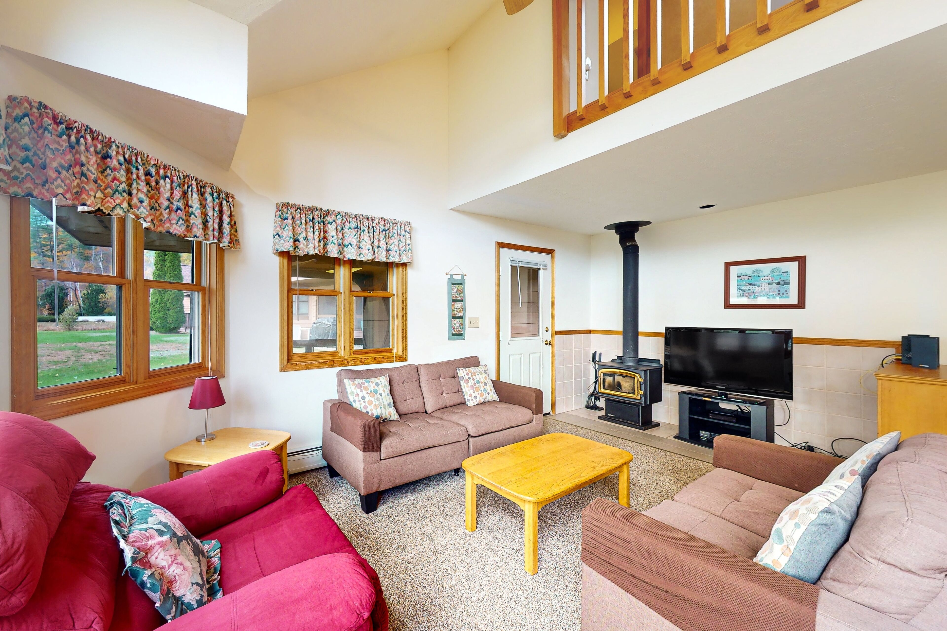 Resort condo with hot tub, seasonal pools, rec center, golf, tennis, basketball