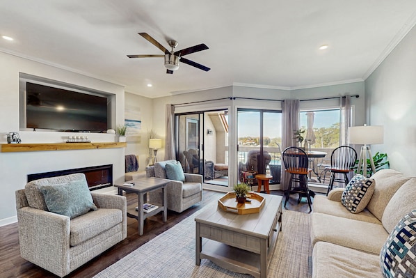 Fernseher, Kamin, Bücher