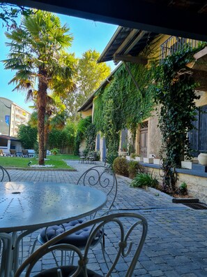 Outdoor dining - Independent studio with direct access to the garden in a charming house (Saint-Priest)