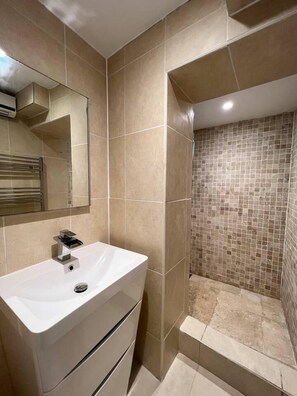 Apartment, Mehrere Betten | Badezimmer | Dusche, Haartrockner, Handtücher