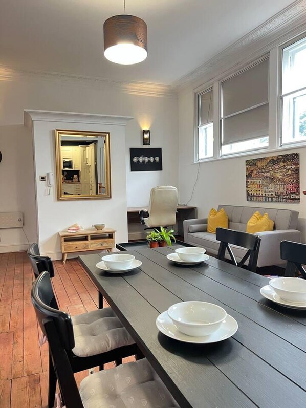 Apartamento, varias camas | Restauración