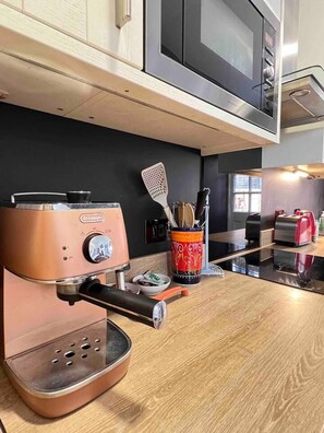 Apartment, Multiple Beds | Private kitchen | Fridge, microwave, oven, stovetop - Stunning 2-bed Apartment in Maidstone (Maidstone)