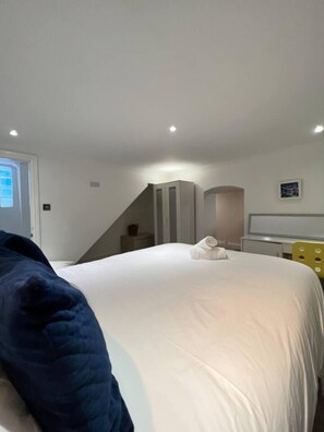Apartment, Mehrere Betten | 2 Schlafzimmer, Bügeleisen/Bügelbrett, kostenloses WLAN, Bettwäsche