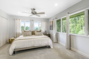 5 slaapkamers, een strijkplank/strijkijzer, internet, beddengoed