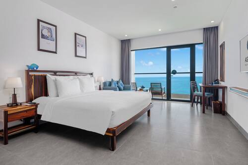 Senior Deluxe Double Room | In-room safe, desk, laptop workspace, soundproofing