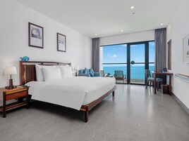 品质双人房 (Deluxe) | 客房内保险箱、办公桌、笔记本电脑工作区、隔音