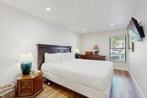 4 bedrooms, iron/ironing board, Internet, bed sheets - Lake living at it's finest with amazing amenities & minutes to Heavenly (South Lake Tahoe)