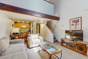 TV, caminetto, lettore DVD, libri