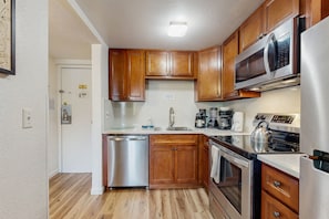 Refrigerador, microondas, horno, placa de cocina