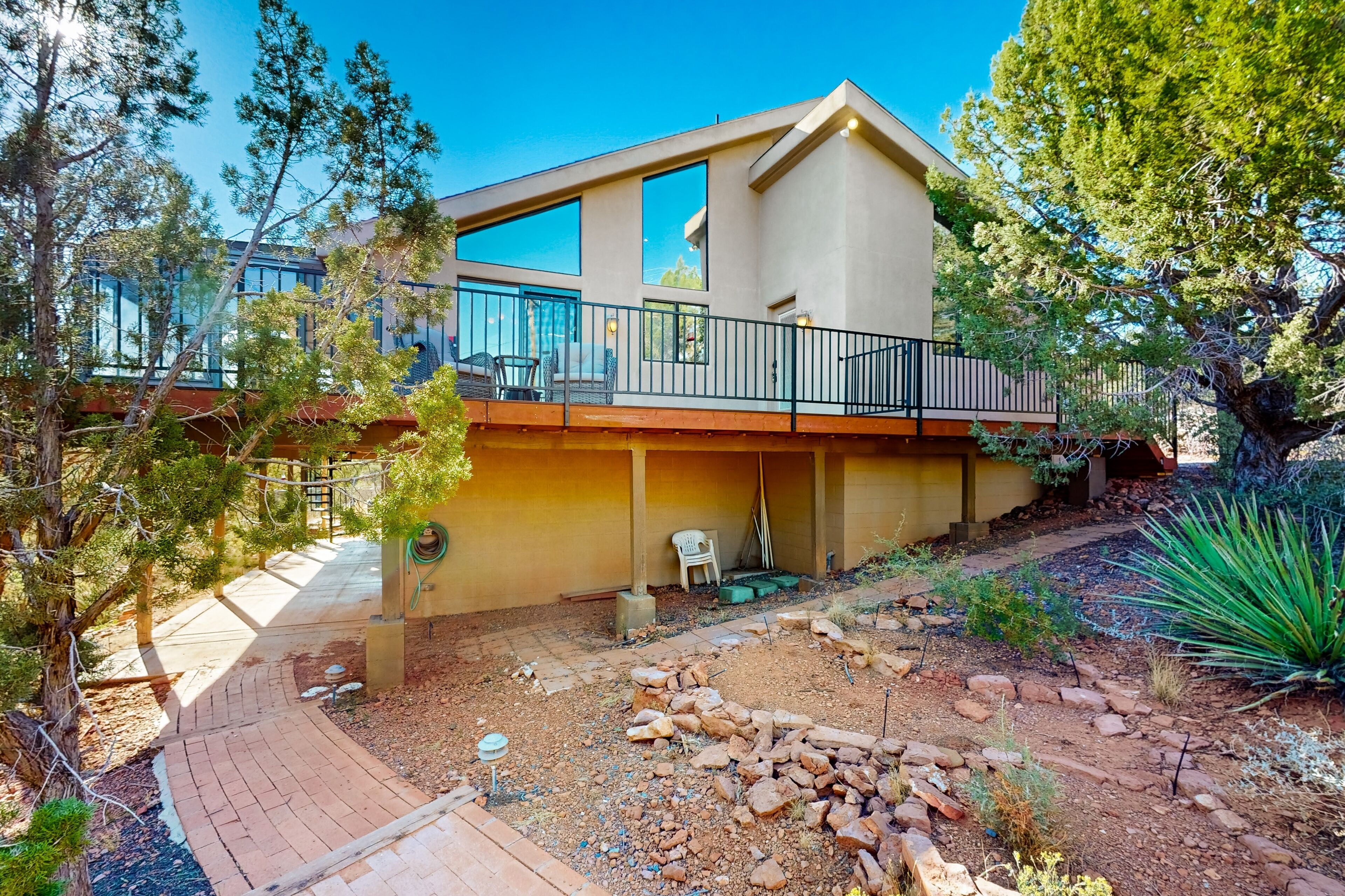 Mountainview home with fireplace, patio, & new deck