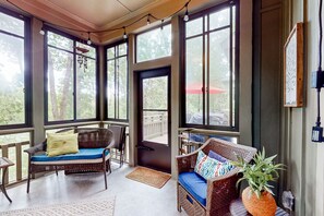 Interior - Charming mountain cottage close to golf & lakes with 2 fireplaces, decks (Big Canoe)