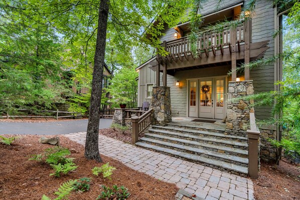 Exterior - Charming mountain cottage close to golf & lakes with 2 fireplaces, decks (Big Canoe)