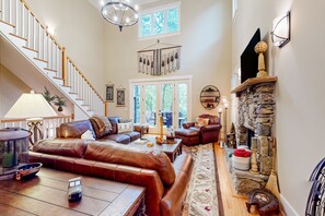 TV, fireplace - Charming mountain cottage close to golf & lakes with 2 fireplaces, decks (Big Canoe)