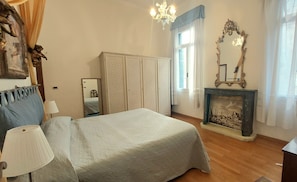 1 bedroom, iron/ironing board, free WiFi, bed sheets - 5 minutes to Saint Mark Square! Very quiet apt A/C, kitchen, high ceilings. (Venezia)