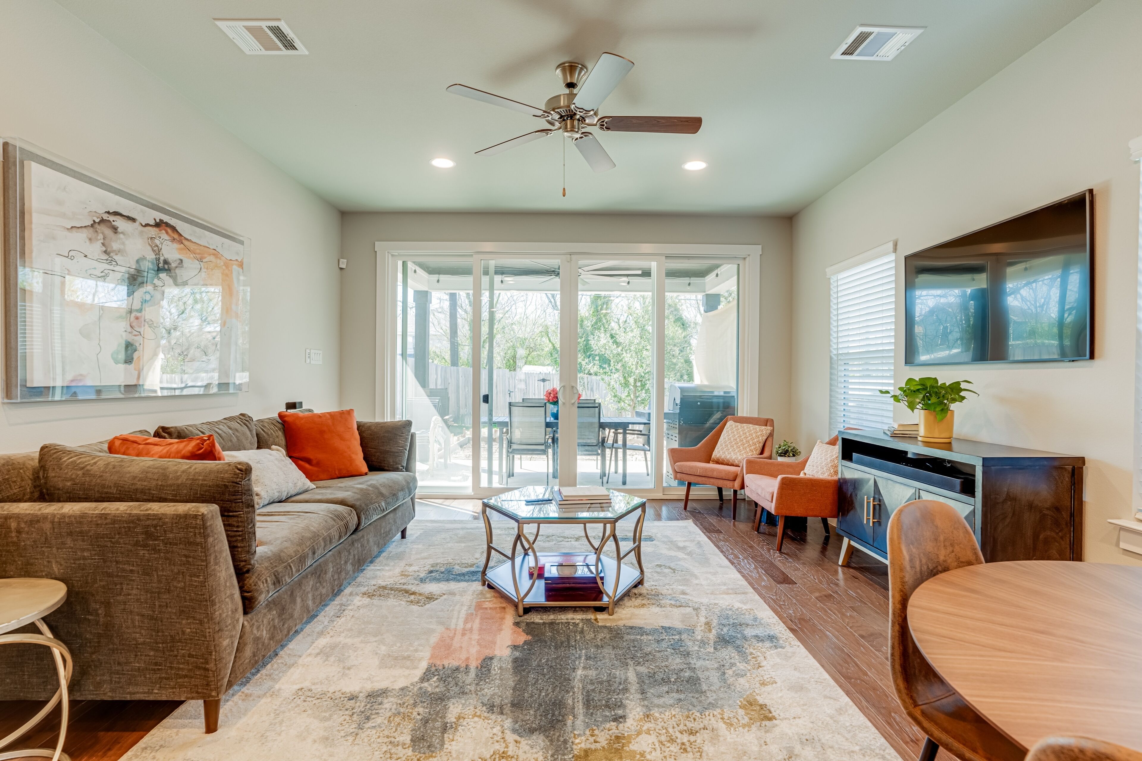 Modern home with an enclosed yard, grill, firepit, full kitchen, & W/D - dogs ok