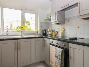 電冰箱、電熱水壺、烤麵包機、鍋具/餐盤/廚房用品