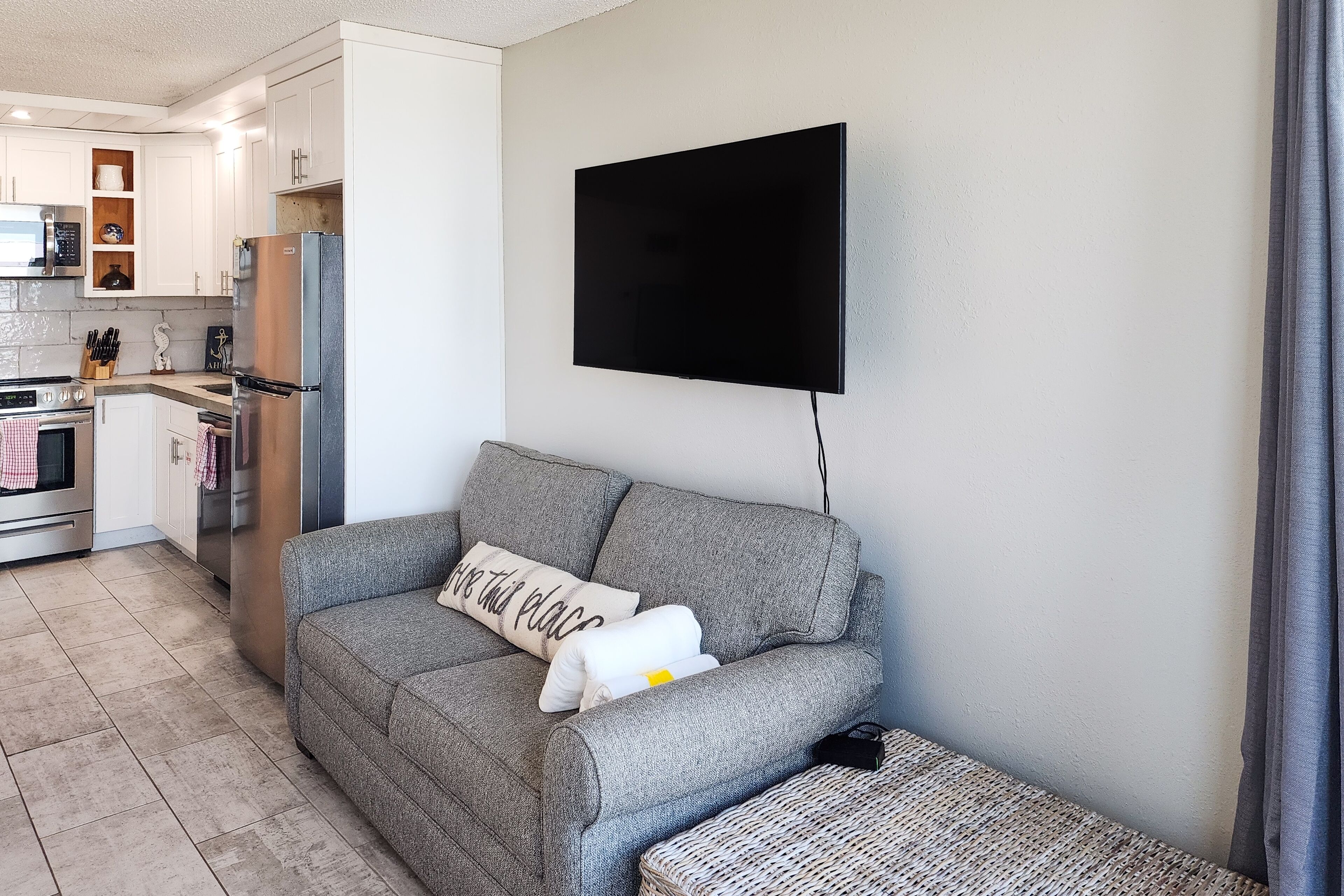 5th-floor snowbird-friendly studio near beach with outdoor pool & beach access