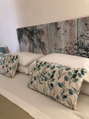 1 間睡房、書桌、熨斗/熨衫板、可攜式嬰兒床