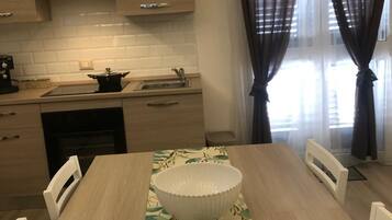 Frigorifero, microonde, forno, piano cottura