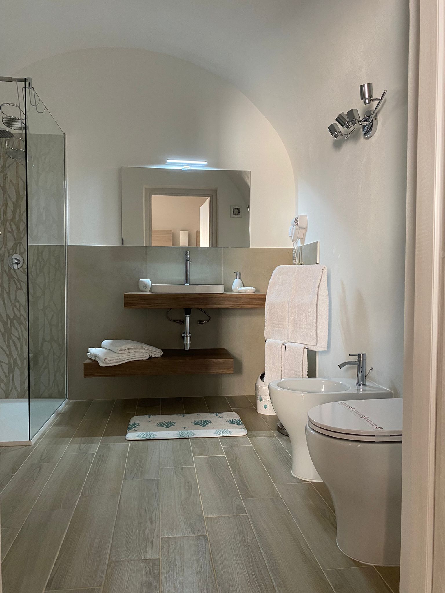 Regadera, amenidades de baño gratuitas, secadora de cabello, batas 