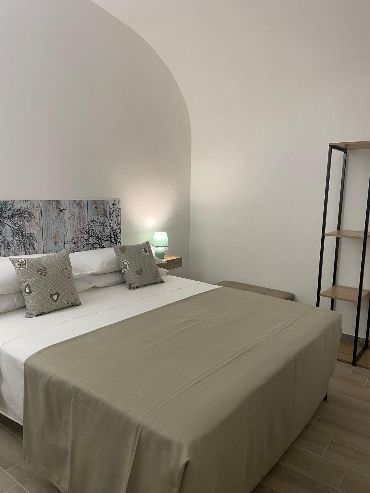 1 chambre, bureau, fer et planche à repasser, lit parapluie