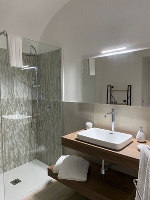 Shower, free toiletries, hair dryer, bathrobes - Le Antiche Alcove - Charming detached house near the sea (Terrasini)