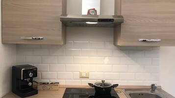 Frigorifero, microonde, forno, piano cottura