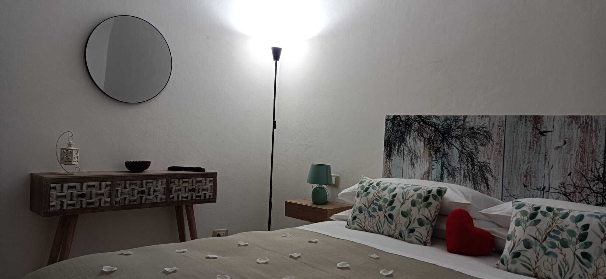 1 chambre, bureau, fer et planche à repasser, lit parapluie