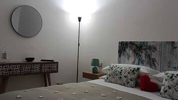 1 chambre, bureau, fer et planche à repasser, lit parapluie