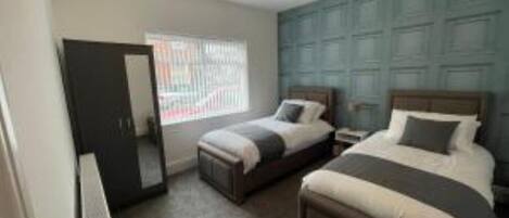 3 quartos, ferros/tábuas de passar roupa, Wi-Fi, roupa de cama