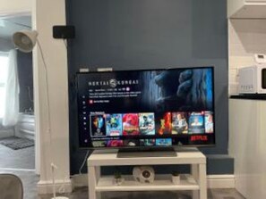 Interior - Elegant 3 Bedroom Apartment (Rowley Regis)