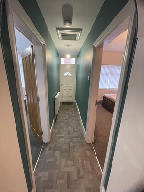 3 bedrooms, iron/ironing board, WiFi, bed sheets - Elegant 3 Bedroom Apartment (Rowley Regis)